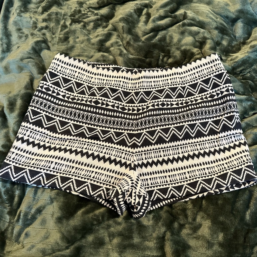 Women’s geometric woven shorts size M